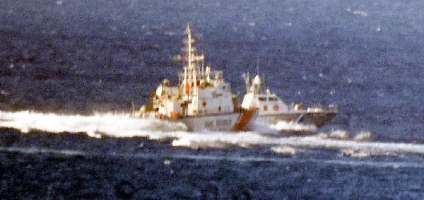 Kardak kayalıklarında gerginlik: Yunan botu kaçtı