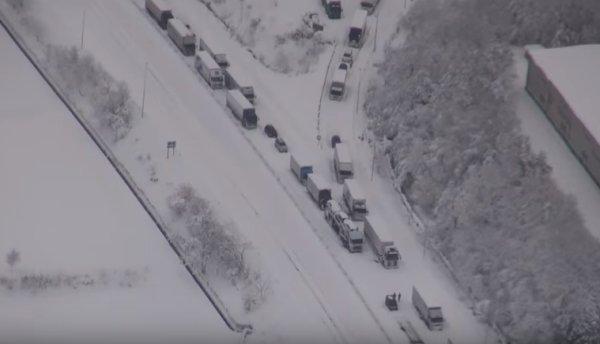 Japonya'da yoğun kar yağışı 100 aracı esir aldı