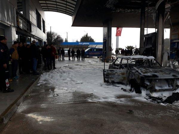 Antalya'da akaryakıt istasyonuna yıldırım isabet etti