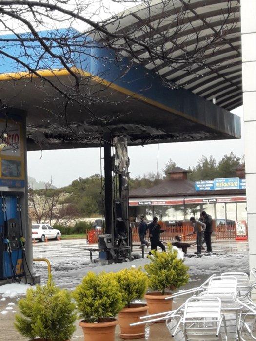 Antalya'da akaryakıt istasyonuna yıldırım isabet etti