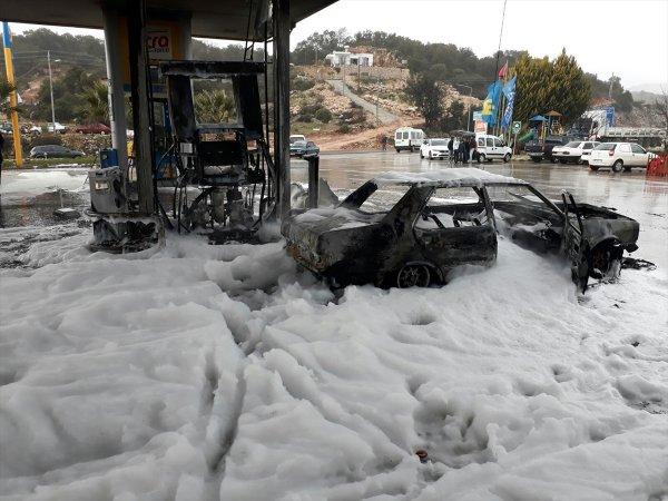 Antalya'da akaryakıt istasyonuna yıldırım isabet etti
