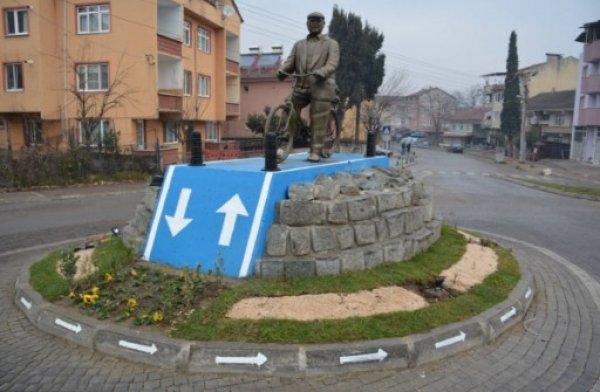 60 yıldır bisiklete binen vatandaşın heykeli dikildi