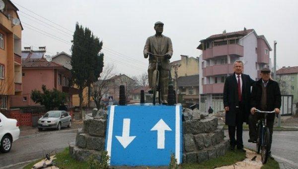 60 yıldır bisiklete binen vatandaşın heykeli dikildi