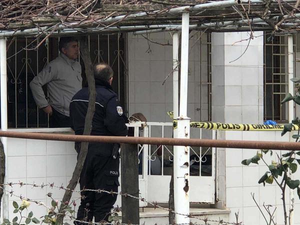 77 yaşındaki adam balkonda ölü bulundu