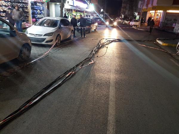 Yüksek gerilim hattına takılan vinç direği devirdi