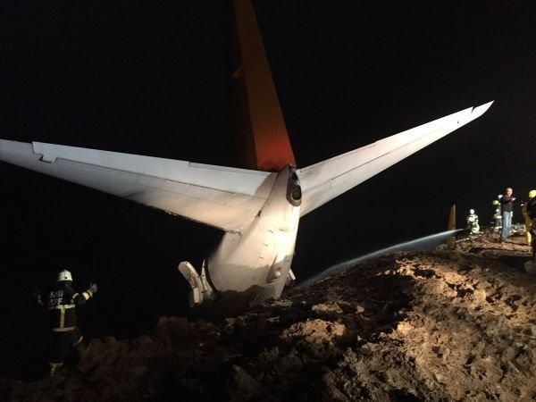 Trabzon Havalimanı'nda yolcu uçağı pistten çıktı