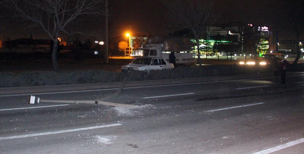 Alkollü sürücü aydınlatma direğine çarptı