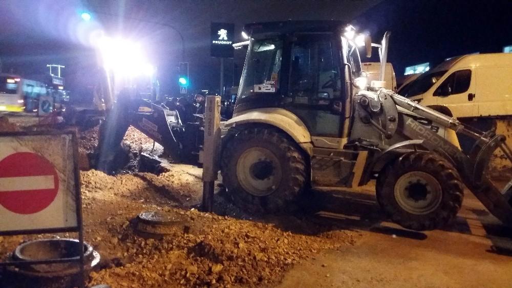 Bursa’da patlayan su borusu trafiği felç etti
