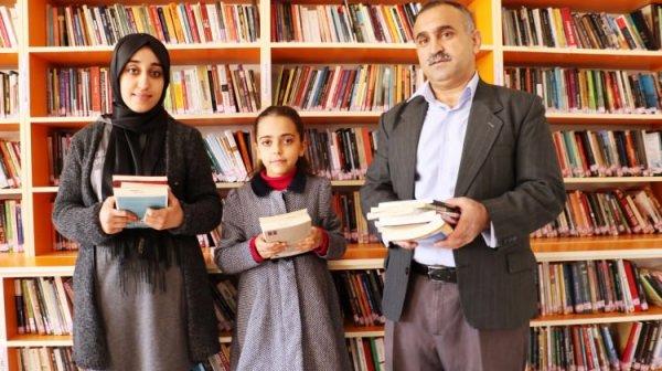 Kitap bağımlısı aile bir yılda 2 bin kitap okudu