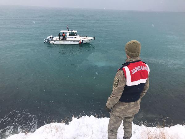 Van Gölü'ne uçan otomobilin sürücüsünü jandarma kurtardı