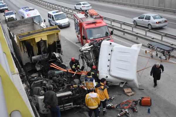 Kamyonda sıkışan şoför 1,5 saatte kurtarıldı