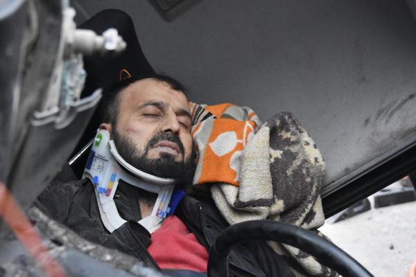 Kamyonda sıkışan şoför 1,5 saatte kurtarıldı