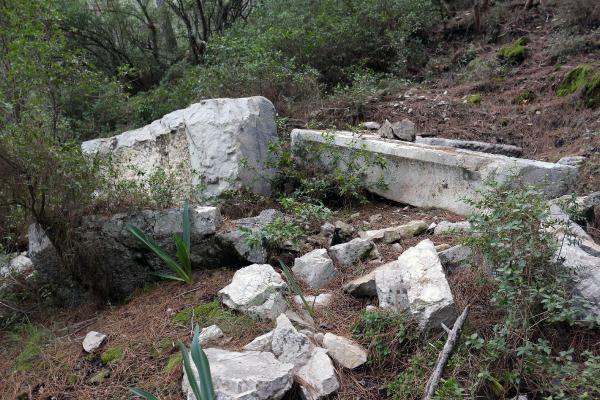 Defineciler antik kenti delik deşik etti