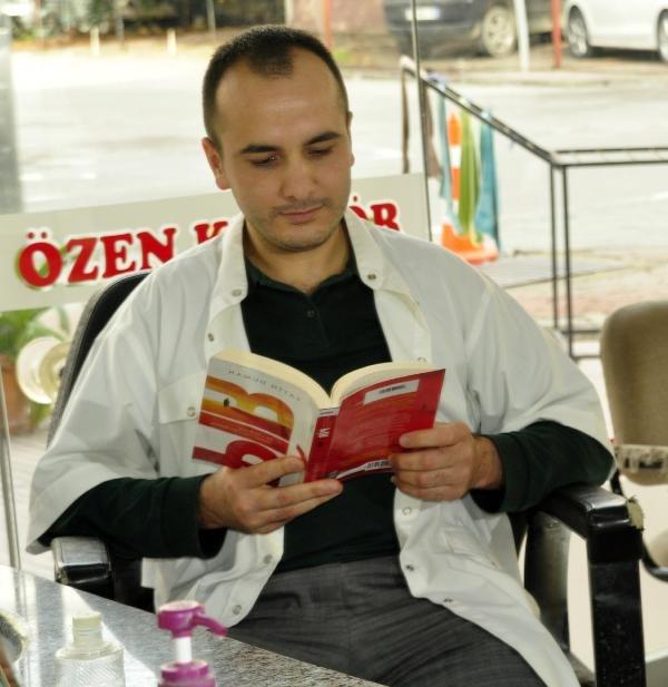 Kuaför dükkanında kitap okuyarak örnek oluyor