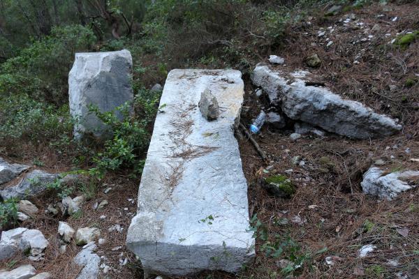 Defineciler antik kenti delik deşik etti