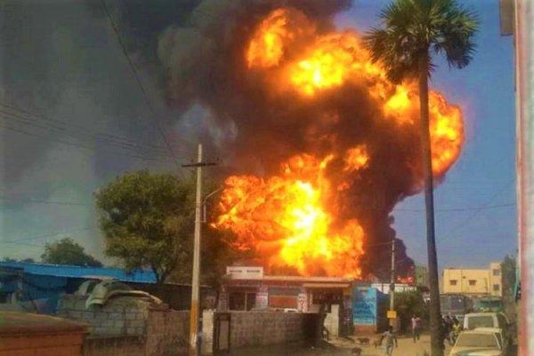 Hindistan'da yakıt taşıyan tankerler patladı