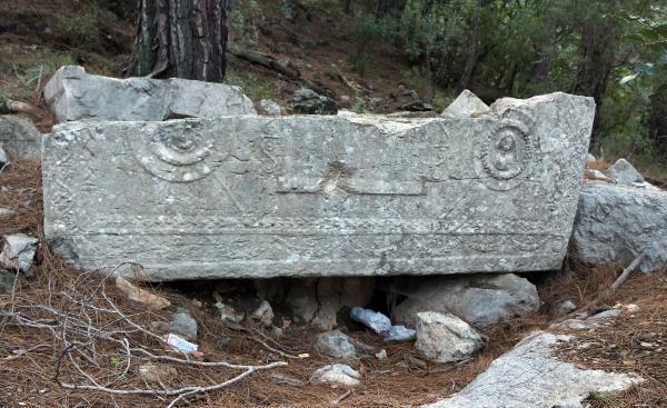 Defineciler antik kenti delik deşik etti