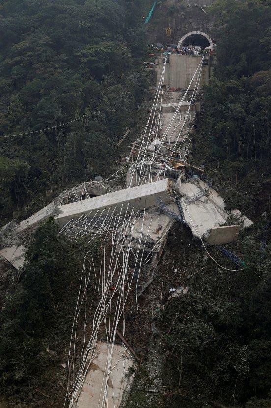 Kolombiya’da köprü çöktü: 10 ölü