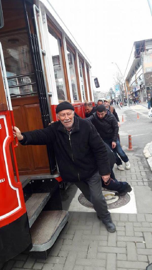 Nostaljik tramvay bozulunca vatandaş itti