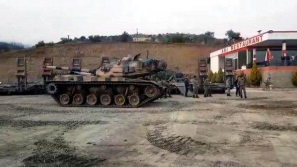 Afrin'de teröristler bayraklarını indirdi