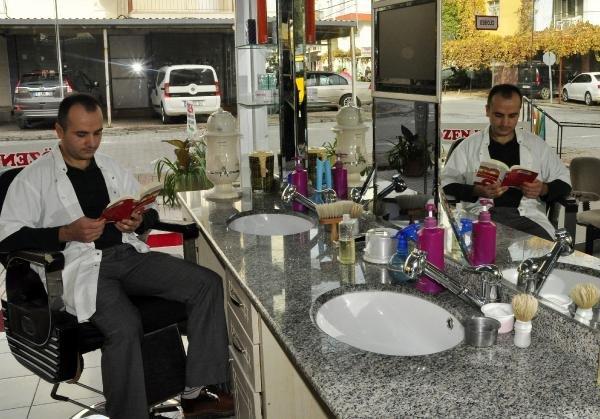 Kuaför dükkanında kitap okuyarak örnek oluyor