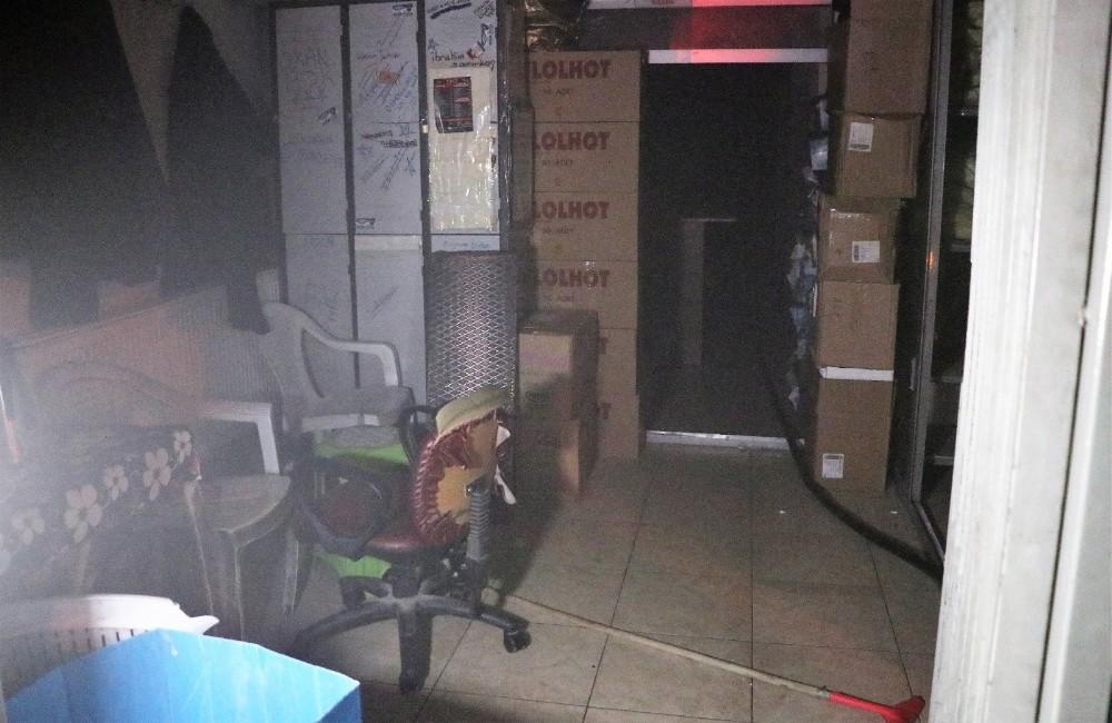 Isparta’da ecza deposunda yangın