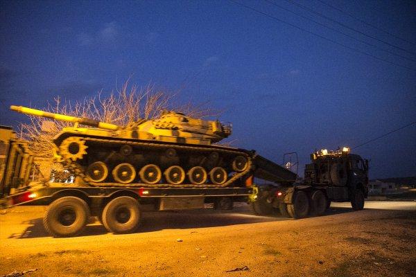 Afrin'de teröristler bayraklarını indirdi