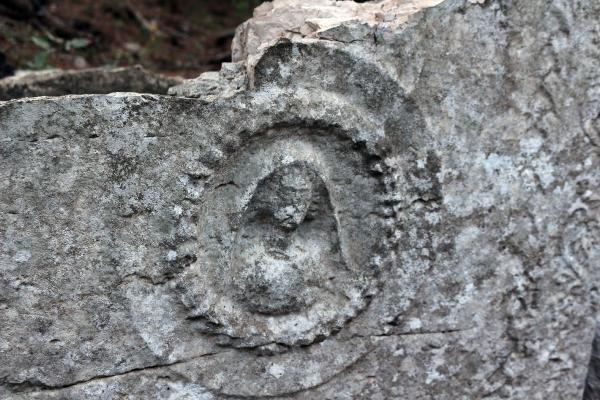 Defineciler antik kenti delik deşik etti