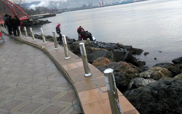 Denize atlayan kadının imdadına balık adam yetişti