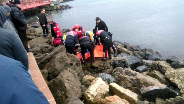 Denize atlayan kadının imdadına balık adam yetişti