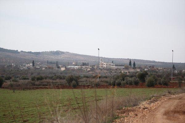 Afrin'de teröristler bayraklarını indirdi