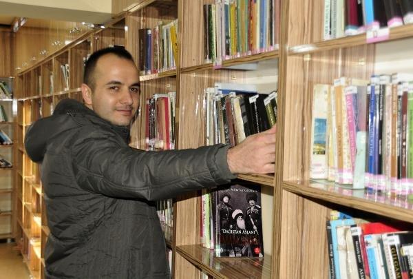 Kuaför dükkanında kitap okuyarak örnek oluyor