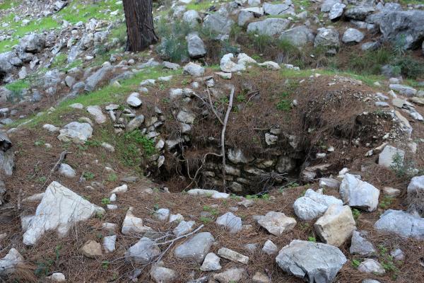 Defineciler antik kenti delik deşik etti