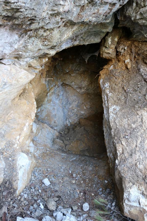 Defineciler antik kenti delik deşik etti