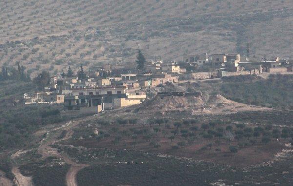 Afrin'de teröristler bayraklarını indirdi