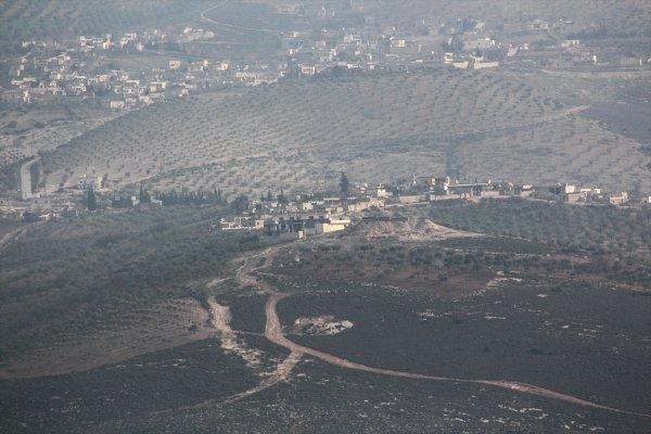 Afrin'de teröristler bayraklarını indirdi