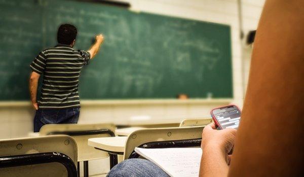 Telefonu az kullanan öğrenciler daha başarılı