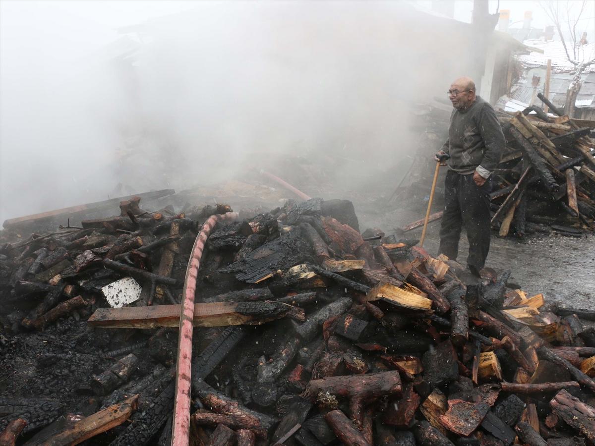Sobayı benzinle tutuştururken evi yandı
