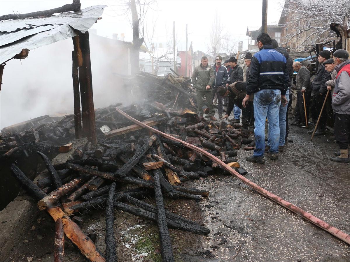 Sobayı benzinle tutuştururken evi yandı