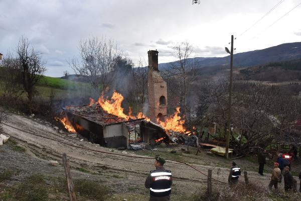 Sinop'ta 2 katlı ahşap ev yandı