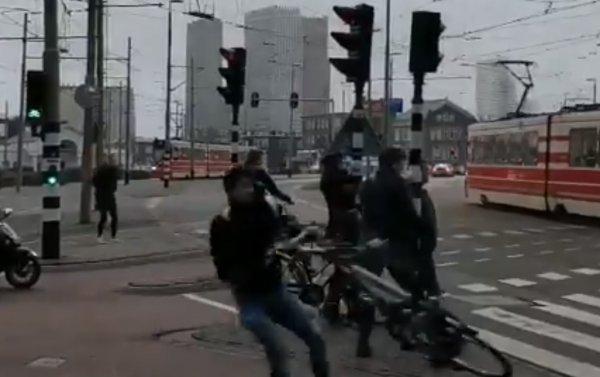 Avrupa'da etkili olan fırtına yayaları uçurdu