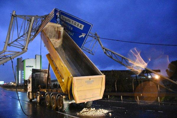 Seyir halindeki tırın damperi açıldı