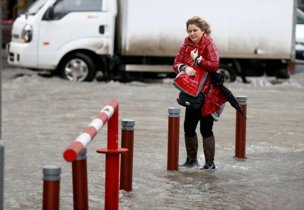 Su taşkınları İzmirlilerin çilesi oldu