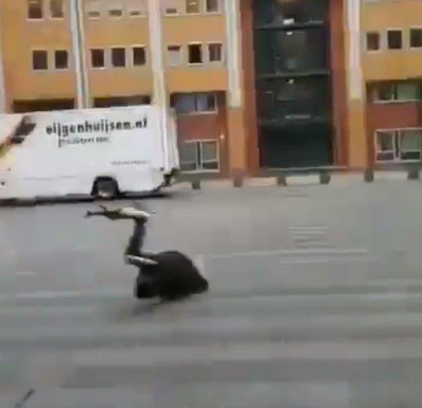 Avrupa'da etkili olan fırtına yayaları uçurdu