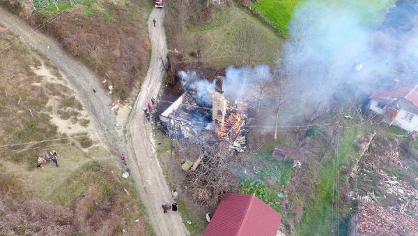 Sinop'ta 2 katlı ahşap ev yandı