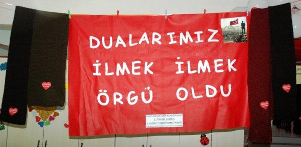 Kahramanmaraş'ta anneler askerler için 200 atkı ördü