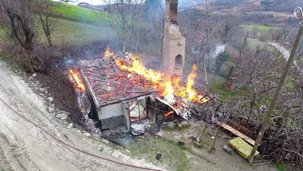Sinop'ta 2 katlı ahşap ev yandı