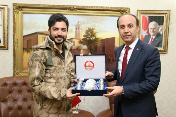 Yusuf Güney bu kez Şanlıurfa’da Mehmetçiği coşturdu