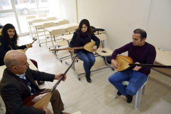 70 yaşında müzisyen oldu