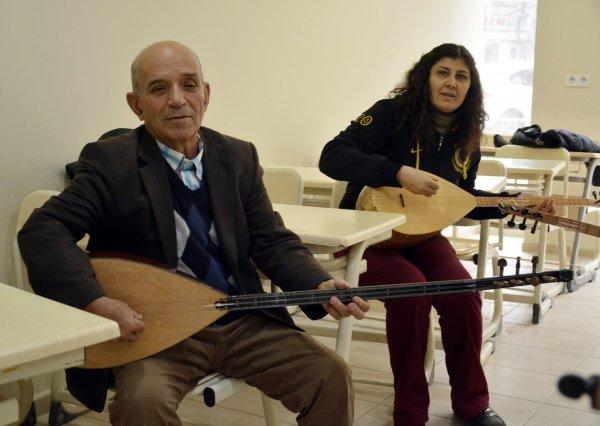 70 yaşında müzisyen oldu